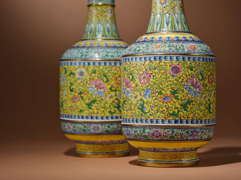 清乾隆　銅胎北京畫琺瑯黃地纏枝花卉紋長頸瓶一對 | A PAIR OF VERY RARE BEIJING-ENAMEL YELLOW-GROUND VASES - 图2