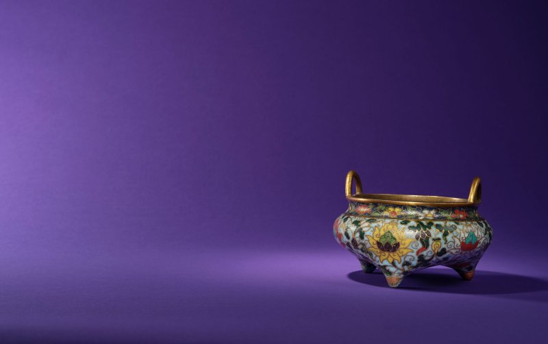 元/明早期　掐絲琺瑯纏枝蓮紋橋耳乳足爐 | A RARE CLOISONNÉ ENAMEL PALE-BLUE-GROUND TRIPOD INCENSE BURNER, DING - 图5