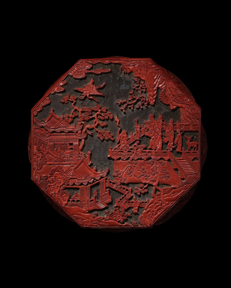 明嘉靖　剔紅群仙祝壽圖八方几 | A CARVED CINNABAR LACQUER 'IMMORTALS' OCTAGONAL STAND - 图3