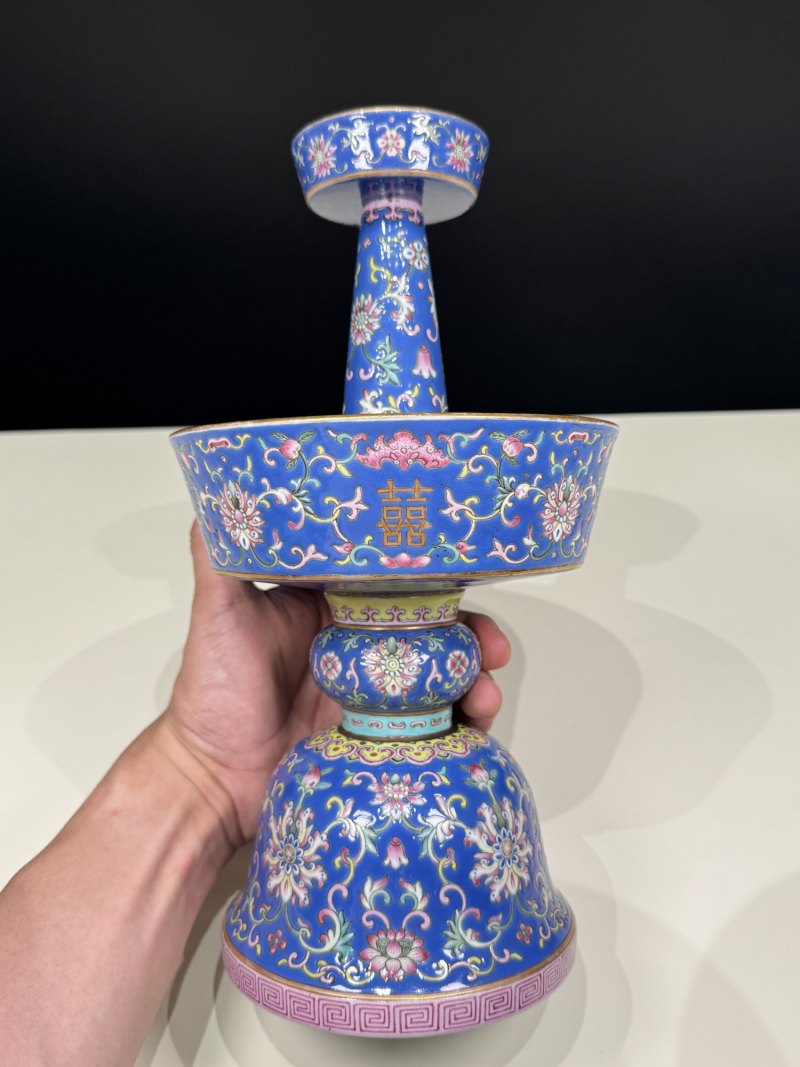 清道光 蓝地粉彩缠枝莲托双喜烛台一对 - 图7