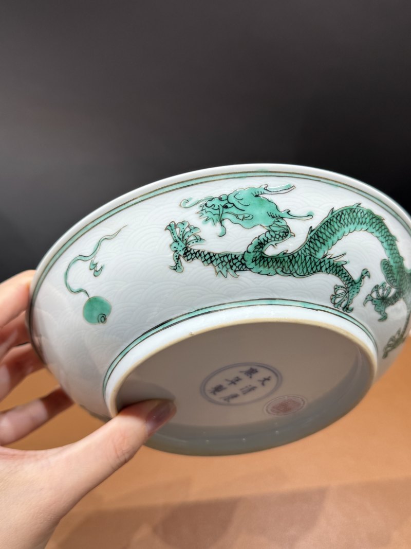 清康熙 暗刻海水绿彩龙纹盘 - 图9