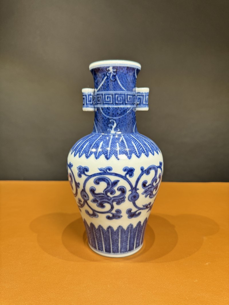 清乾隆 青花缠枝花卉纹贯耳瓶 - 图4