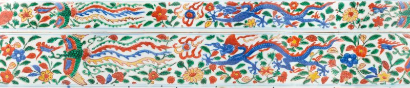 明萬曆 五彩龍鳳呈祥大圓盒 如意框六字楷書款  WANLI SIX-CHARACTER MARK IN UNDERGLAZE BLUE WITHIN A DOUBLE RECTANGULAR RUYI-BORDERED CARTOUCHE AND OF THE PERIOD (1573-1619) - 图4