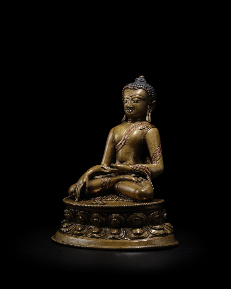 西藏 十三世紀 錯銀錯紅銅金剛座佛陀銅像 | A SILVER AND COPPER INLAID COPPER ALLOY FIGURE OF VAJRASANA BUDDHA - 图6