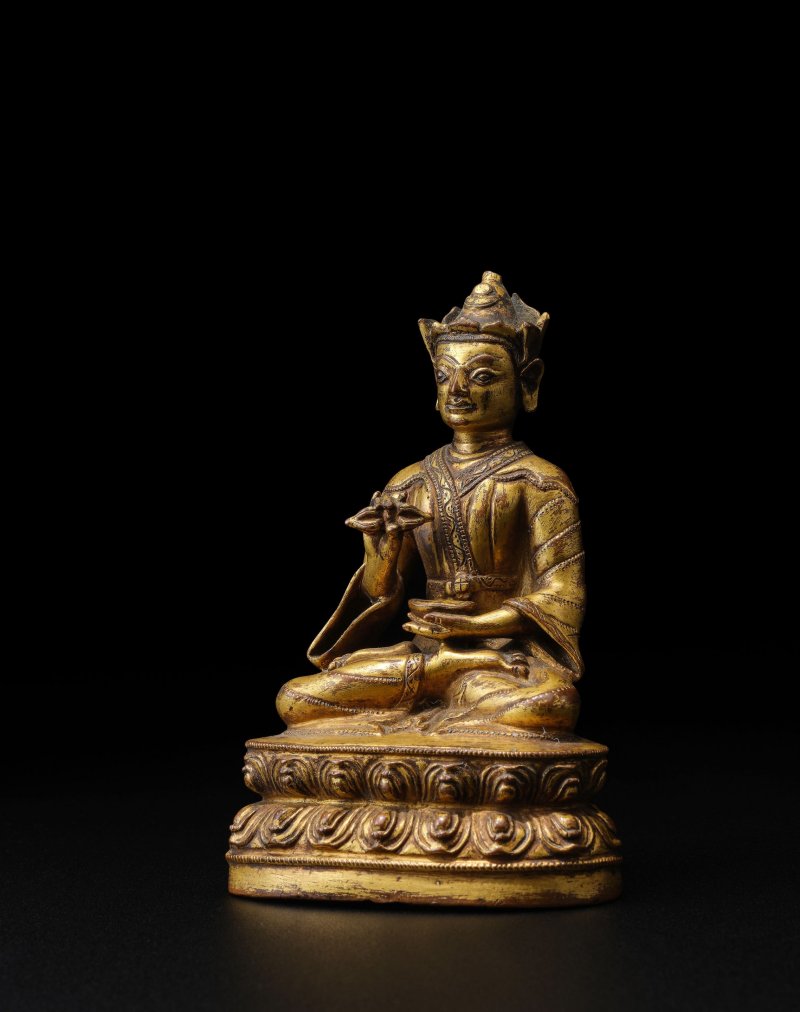 西藏 十四/十五世紀 銅鎏金蓮花生大士像 | A GILT COPPER ALLOY FIGURE OF PADMASAMBHAVA - 图4