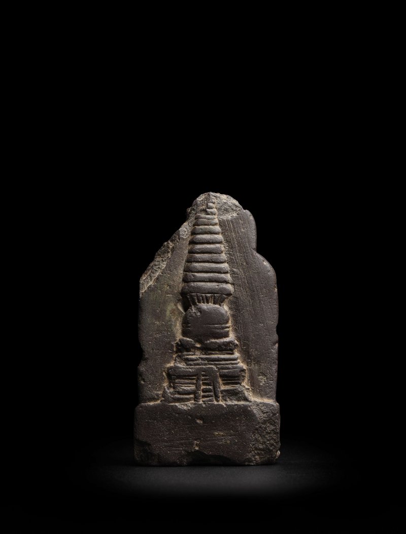 克什米爾 八世紀 寶冠佛黑石像 | A BLACK CHLORITE SHRINE TO CROWNED BUDDHA - 图2