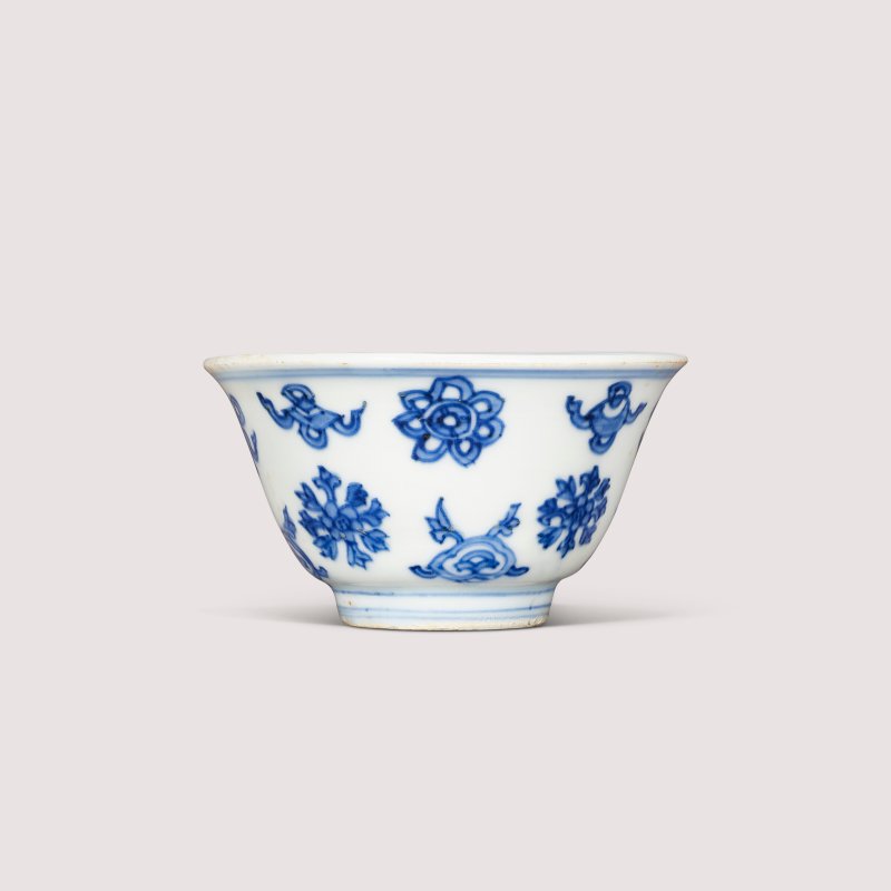 明嘉靖 青花八吉祥紋小盃 雙圈六字楷書款  JIAJING SIX-CHARACTER MARK IN UNDERGLAZE BLUE WITHIN A DOUBLE CIRCLE AND OF THE PERIOD (1522-1566) - 图1
