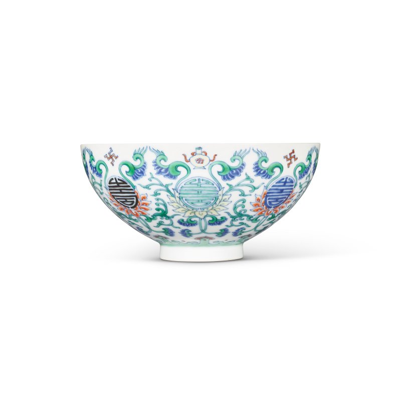 清雍正 鬥彩折枝蕃蓮捧壽紋盌 雙圈六字楷書款  YONGZHENG SIX-CHARACTER MARK IN UNDERGLAZE BLUE WITHIN A DOUBLE CIRCLE AND OF THE PERIOD (1723-1735) - 图2