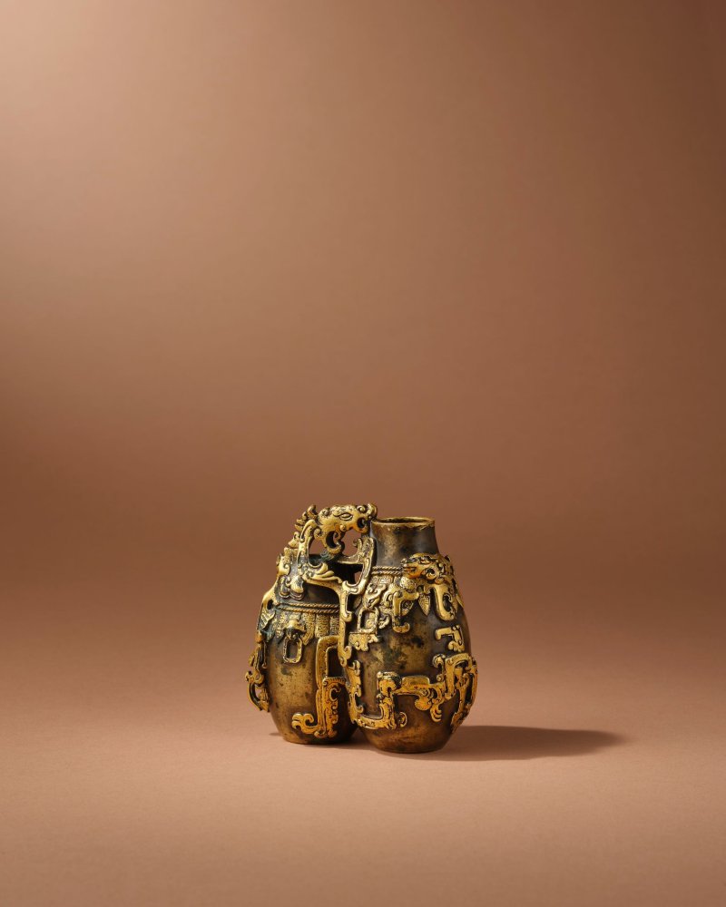 清乾隆　銅局部鎏金夔龍紋雙聯瓶 | A RARE IMPERIAL PARCEL-GILT BRONZE DOUBLE-VASE - 图4