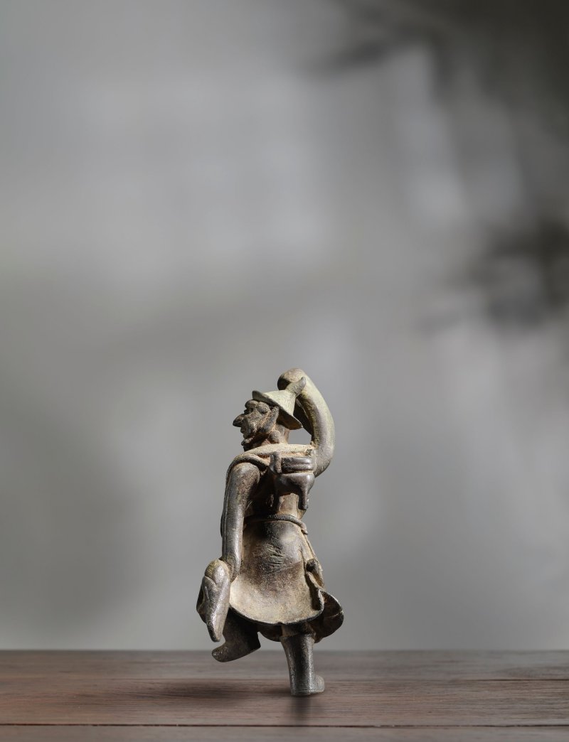 明 銅胡人進寶立像 | A BRONZE FIGURE OF A FOREIGN TRIBUTE BEARER - 图2