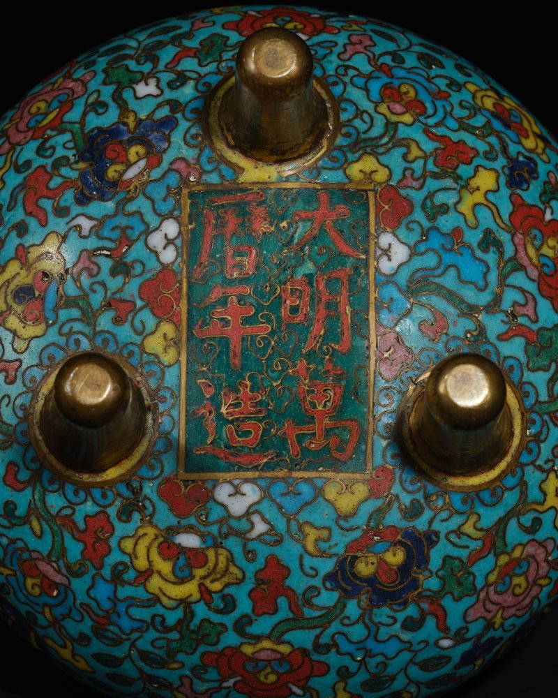 明萬曆　掐絲琺瑯蟠桃萬壽三足爐 | A CLOISONNÉ ENAMEL 'LONGEVITY' TRIPOD INCENSE BURNER, DING - 图3