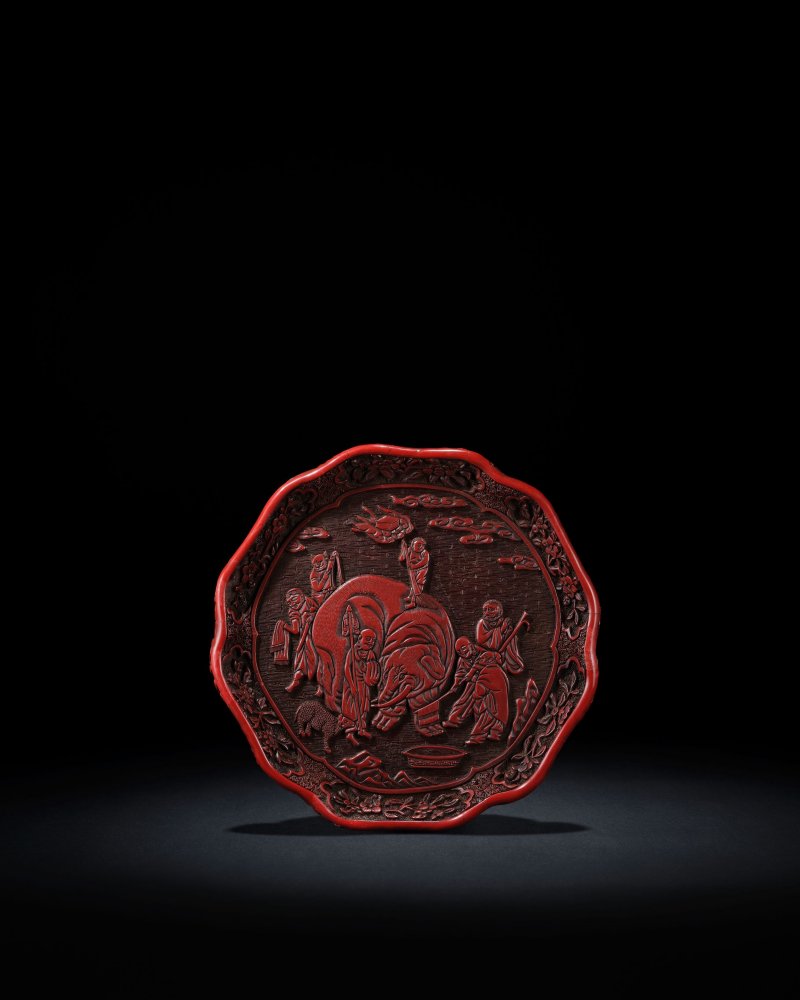 明晚期　剔紅洗象圖六瓣葵式盤 | A CARVED CINNABAR LACQUER 'WASHING THE ELEPHANT' DISH - 图1