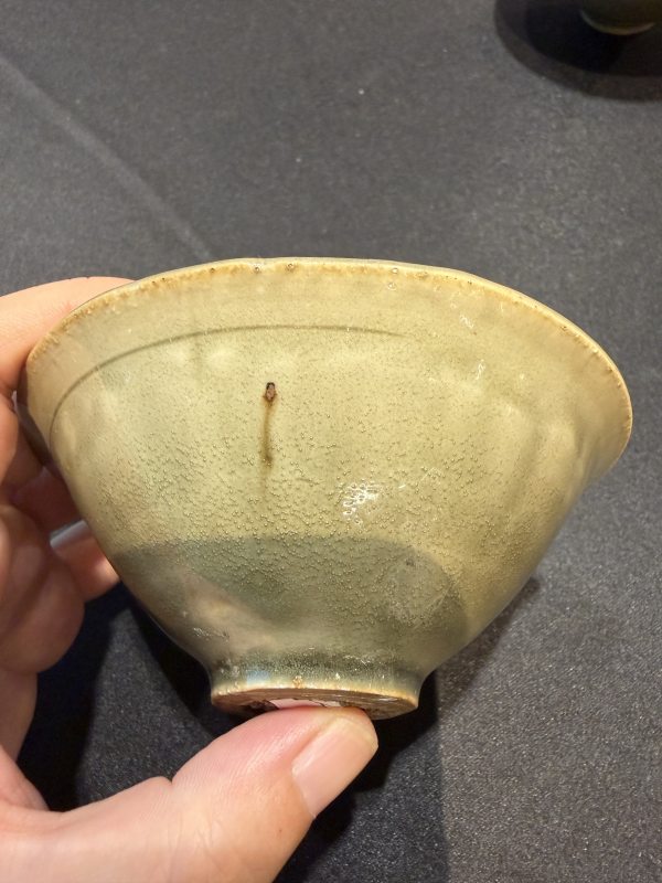 北宋耀州窯青釉剔刻滿池嬌圖斗笠茶盞一對 - 图10