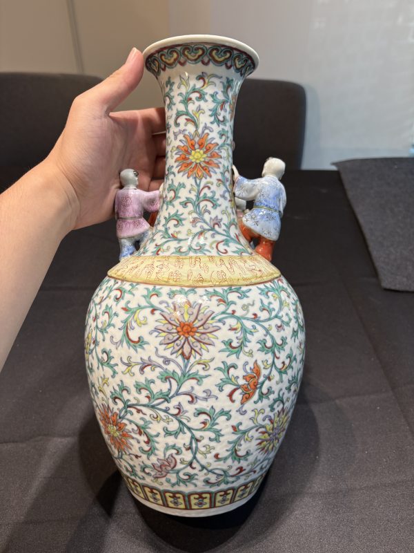 清乾隆鬥彩加粉彩貼塑童子瓶 - 图13