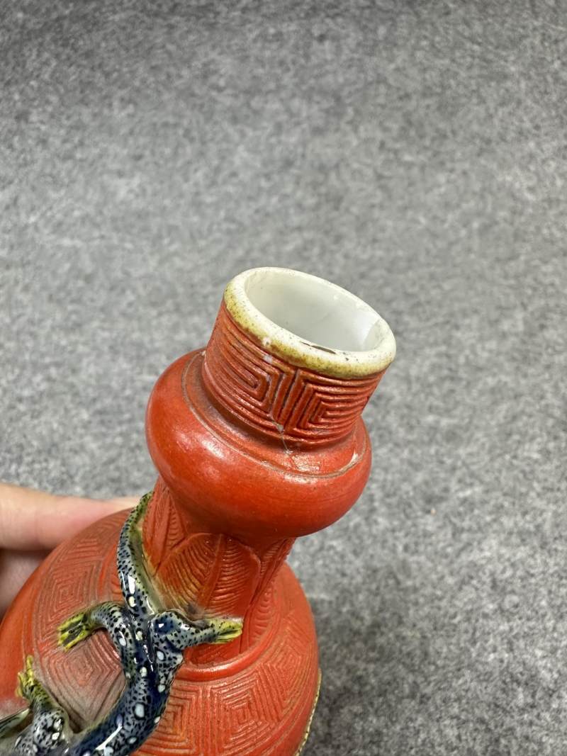    珊瑚红蟠螭纹瓶 - 图8