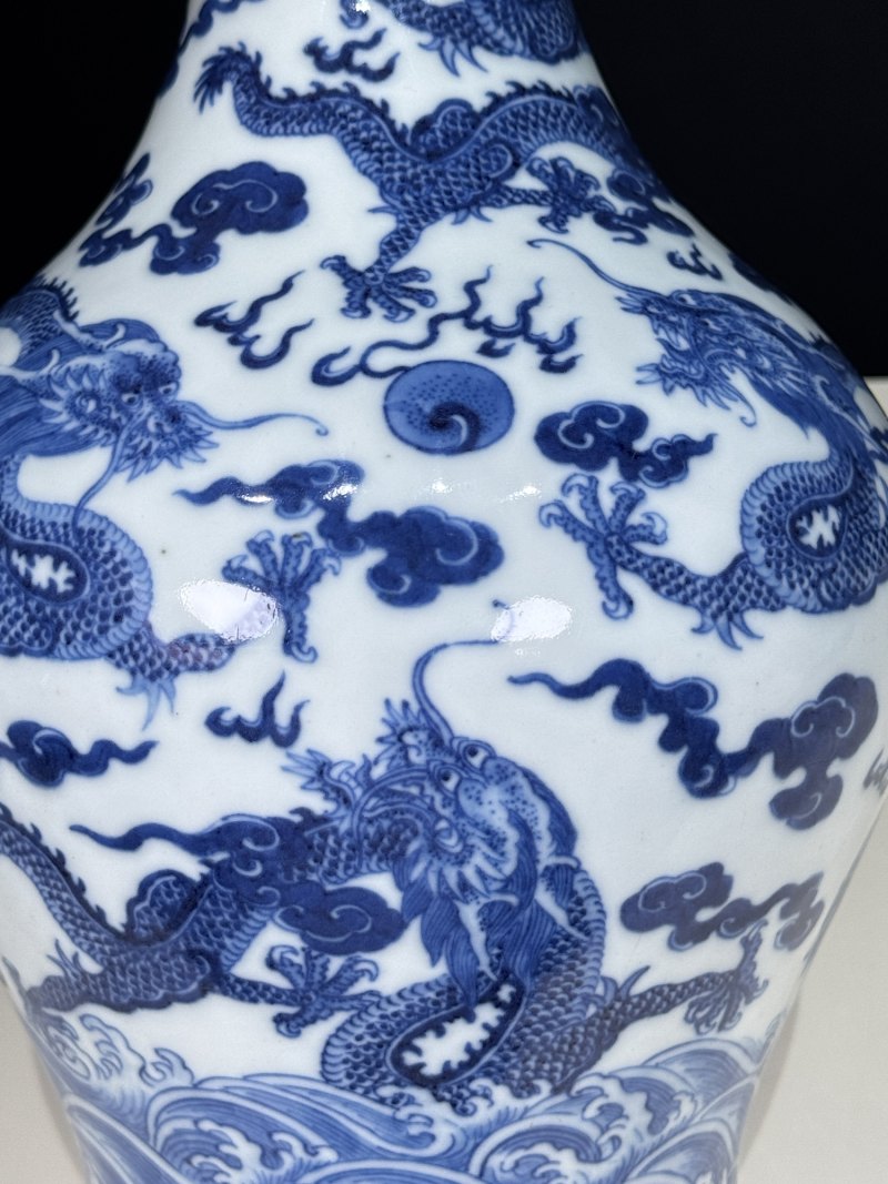 清嘉庆 青花九龙纹橄榄瓶 - 图12