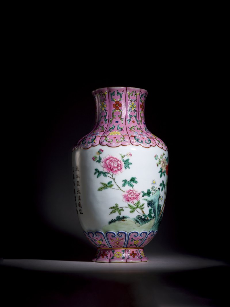 清乾隆 御题诗洋彩芙蓉图浮雕藕粉地十瓣花口瓶 - 图3