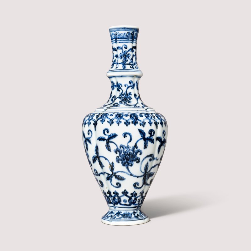 明宣德 御製青花纏枝花卉紋瓜棱式甘露瓶  XUANDE PERIOD (1426-1435) - 图3