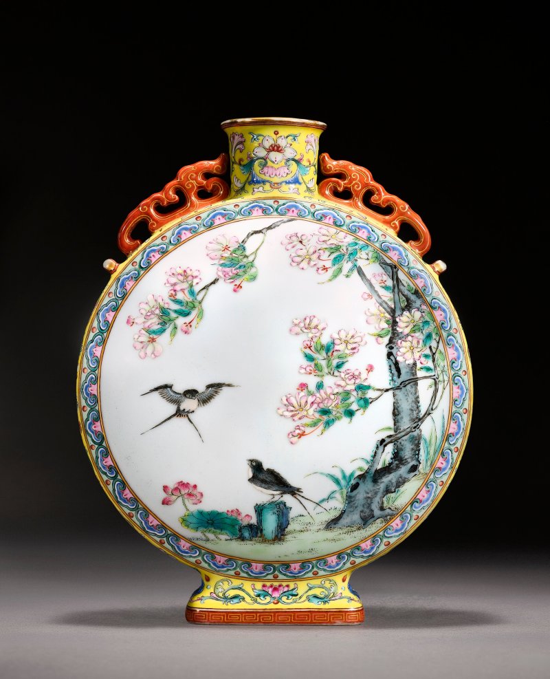 清乾隆 洋彩開光海晏河清圖夔龍耳抱月瓶 六字篆書款  QIANLONG SIX-CHARACTER SEAL MARK IN UNDERGLAZE BLUE AND OF THE PERIOD (1736-1795) - 图5