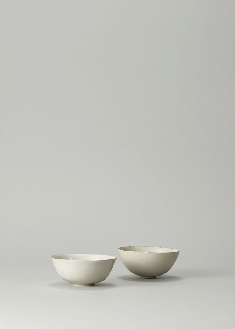北宋　定窯白釉刻萱草紋小碗一組兩件 | TWO SMALL DING 'DAYLILY' BOWLS - 图4