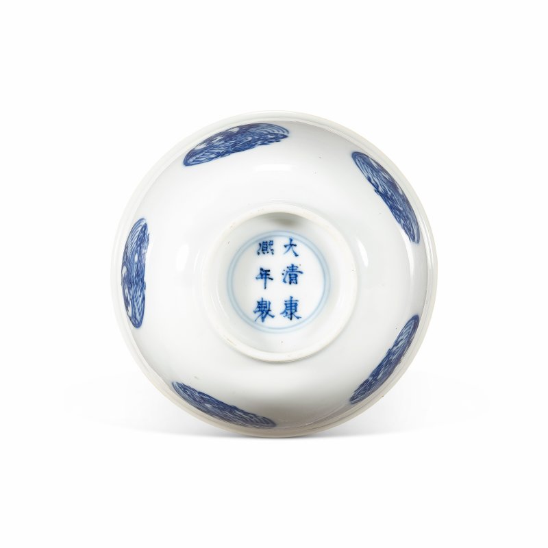 清康熙 青花團鳳紋盃 雙圈六字楷書款  KANGXI SIX-CHARACTER MARK IN UNDERGLAZE BLUE WITHIN A DOUBLE CIRCLE AND OF THE PERIOD (1662-1722) - 图5
