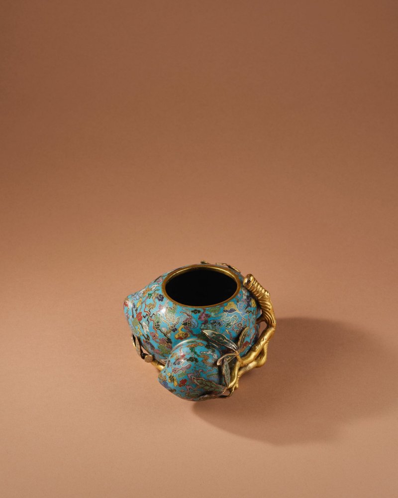清乾隆　掐絲琺瑯祥雲雙桃式洗 | A RARE CLOISONNÉ ENAMEL AND GILT-BRONZE 'DOUBLE PEACH' WATERPOT - 图3