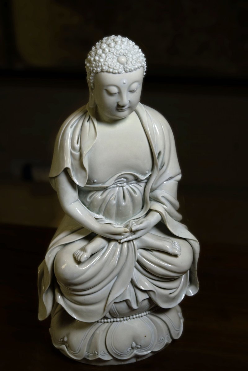 明十六/十七世紀 德化白釉釋迦牟尼佛坐像 | AN IMPORTANT DEHUA FIGURE OF SHAKYAMUNI BUDDHA - 图2