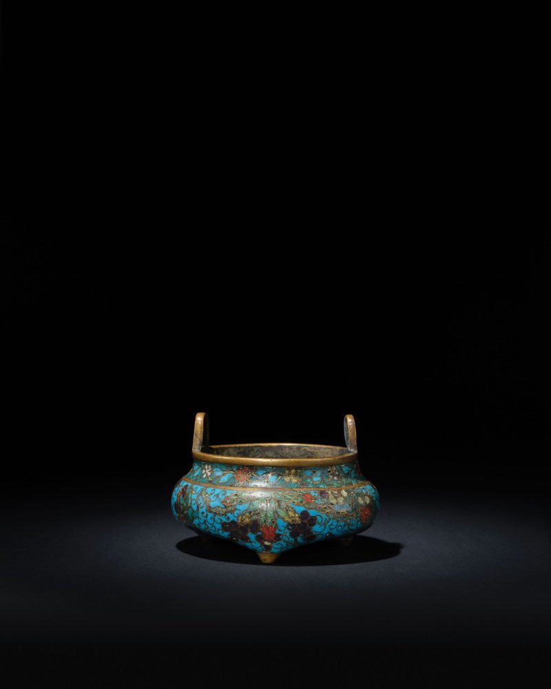 十四至十五世紀　掐絲琺瑯葡萄紋橋耳三足爐 | A CLOISONNÉ ENAMEL 'GRAPEVINE' TRIPOD INCENSE BURNER