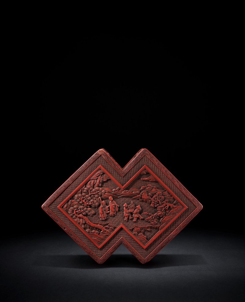 A CARVED CINNABAR LACQUER DOUBLE-LOZENGE BOX AND COVER - 图2