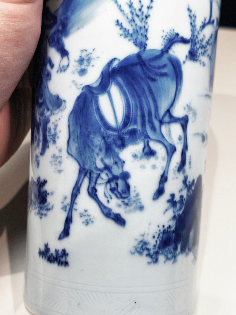明崇祯 青花龙凤金钗传人物故事图筒瓶 - 图9