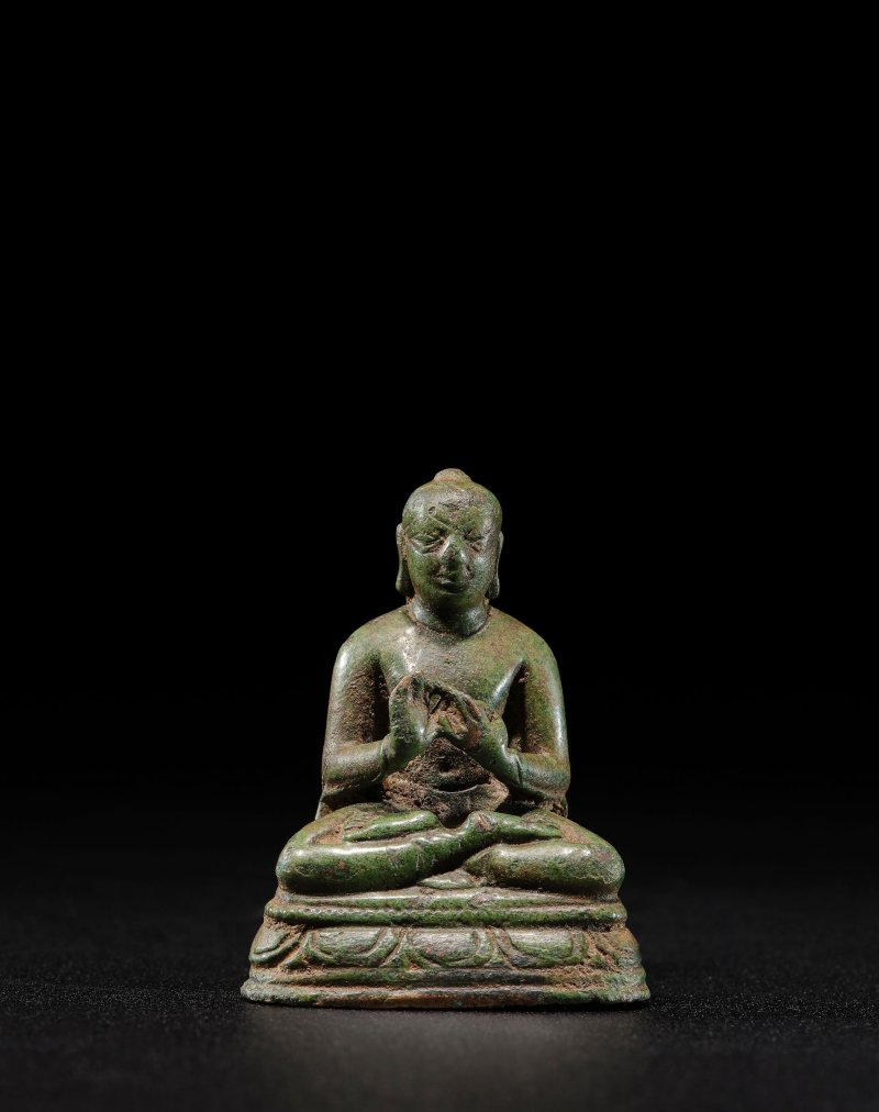 印度北部 笈多時期 六世紀 佛陀銅像 | A COPPER ALLOY FIGURE OF BUDDHA - 图3