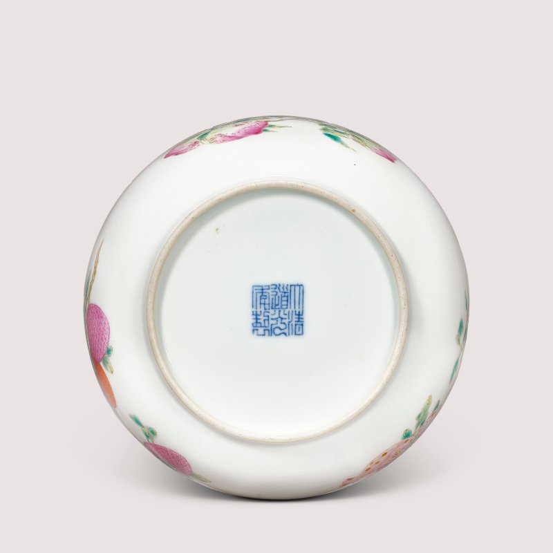 清道光 粉彩三多紋盌 六字篆書款  DAOGUANG SIX-CHARACTER SEAL MARK IN UNDERGLAZE BLUE AND OF THE PERIOD (1821-1850) - 图3