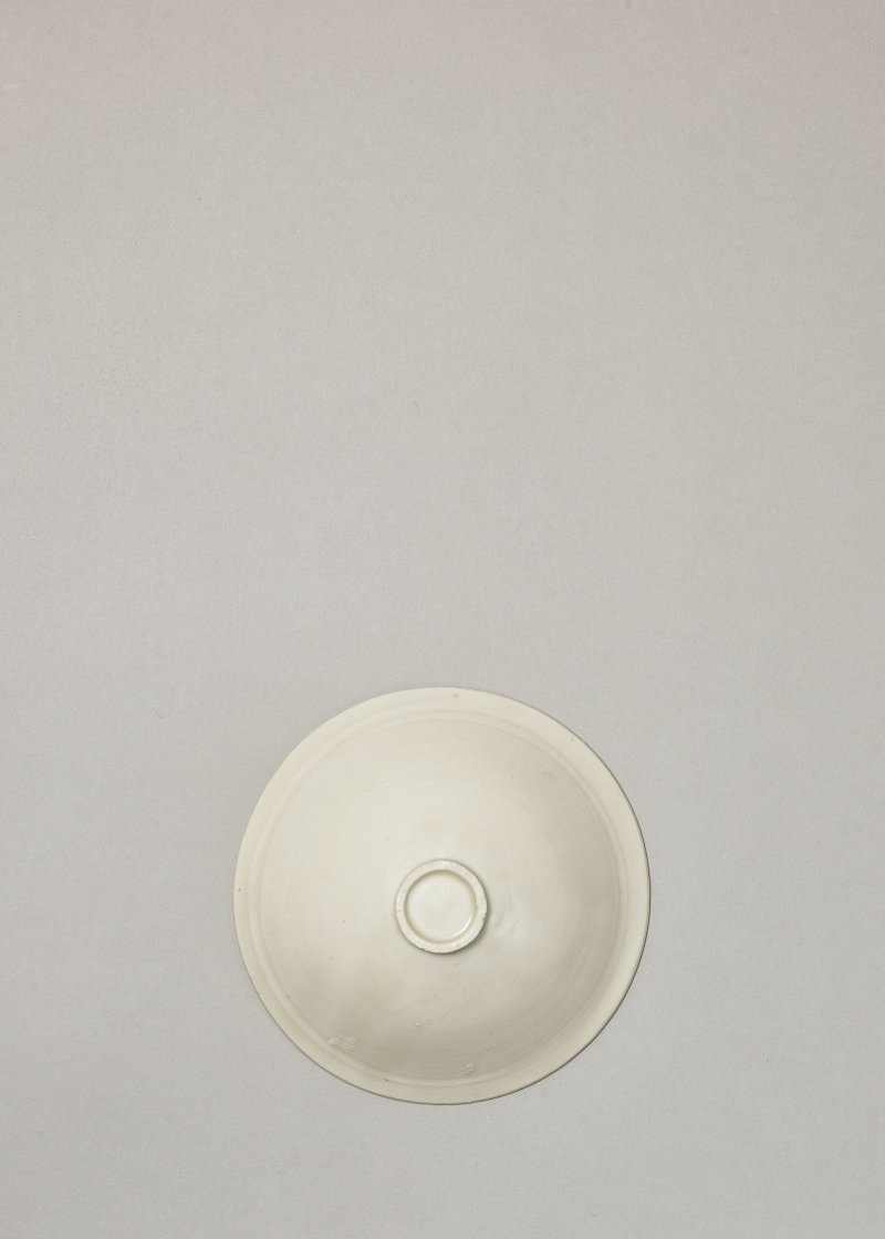 北宋　定窯白釉刻蓮花紋碗 | A SMALL DING INCISED WHITE-GLAZED 'LOTUS' CONICAL BOWL - 图6