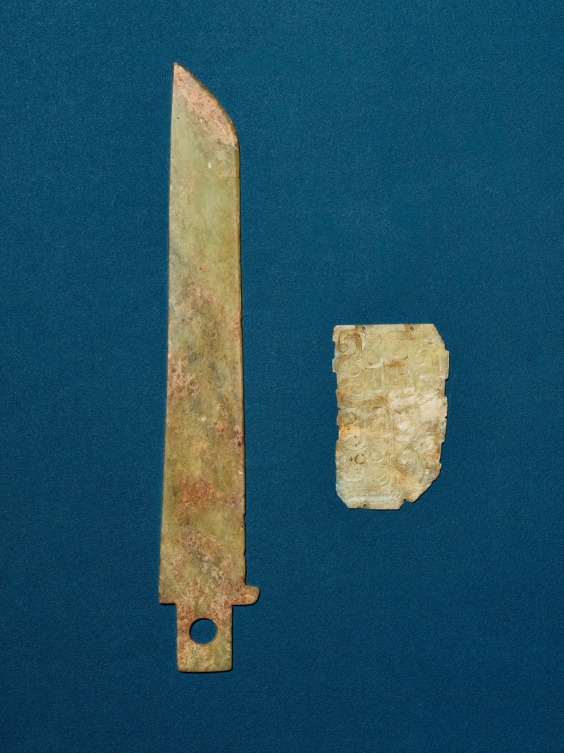 新石器時代或以後 玉刀及龍紋玉飾各一  NEOLITHIC PERIOD (CIRCA 6500-1700 BC) OR LATER