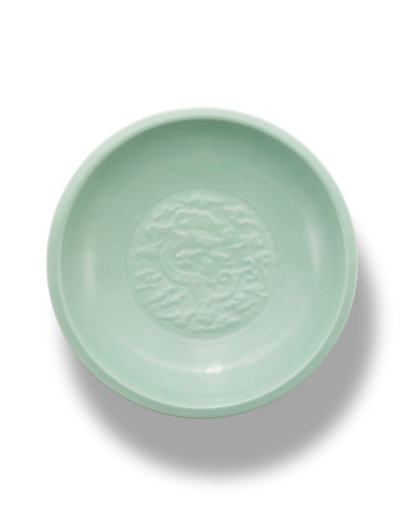 清雍正　粉青釉浮雕螭龍紋大盤 | A LARGE CELADON-GLAZED 'DRAGON' CHARGER - 图5