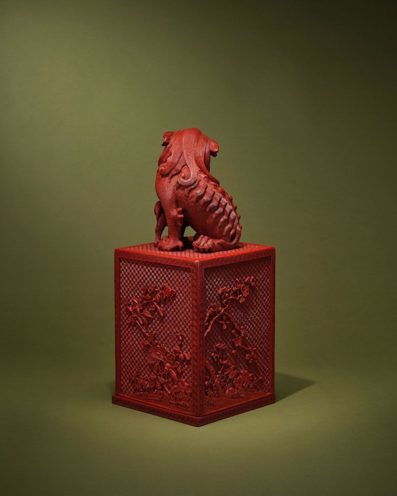 清乾隆　剔紅佛獅鈕罩盒 | AN EXCEPTIONALLY RARE CARVED CINNABAR AND PAINTED LACQUER 'BUDDHIST LION' TREASURE BOX AND COVER - 图3