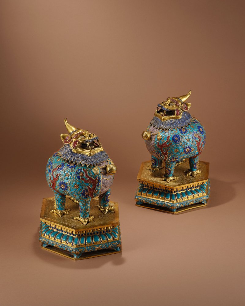 清乾隆　鏨胎琺瑯甪端蓋爐一對 | A PAIR OF SUPERB RARE CHAMPLEVÉ ENAMEL AND GILT-BRONZE 'LUDUAN' INCENSE BURNERS, COVERS AND STANDS - 图3