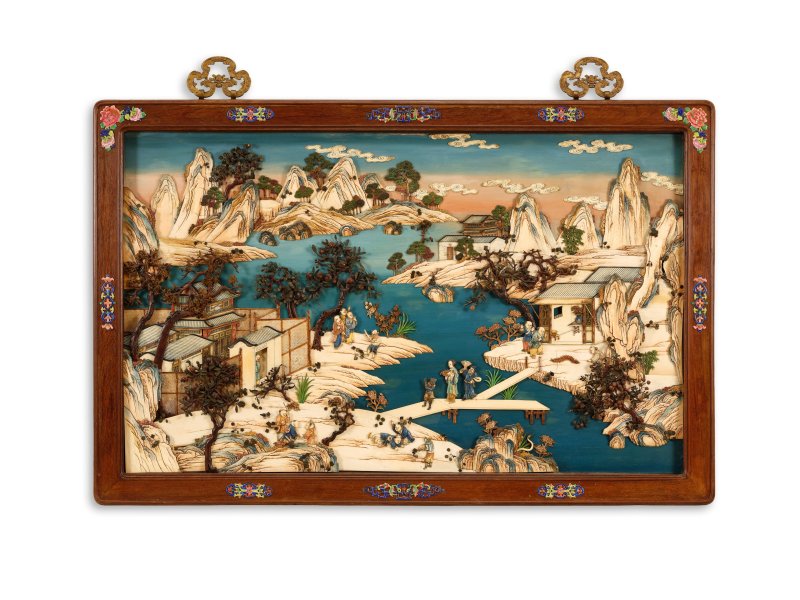清乾隆　黃花梨框嵌象牙百寶端陽嬰戲圖掛屏一對 | A SUPERB PAIR OF IVORY EMBELLISHED 'DRAGON BOAT FESTIVAL' PANELS - 图2