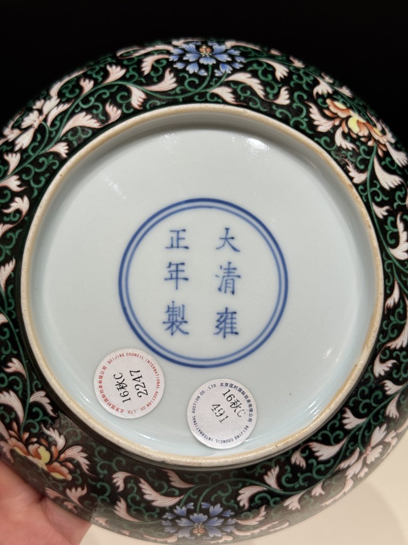 清雍正 墨地粉彩缠枝莲纹盘 - 图8