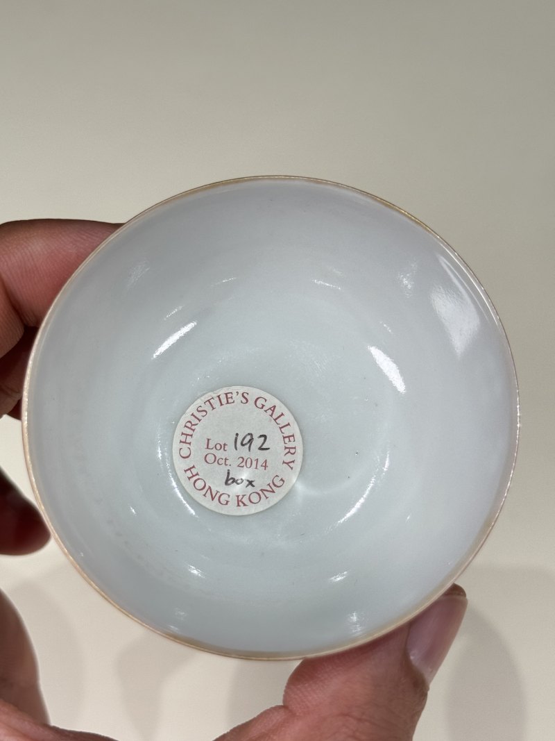 清乾隆 珊瑚红地粉彩花蝶纹卧足杯 - 图9