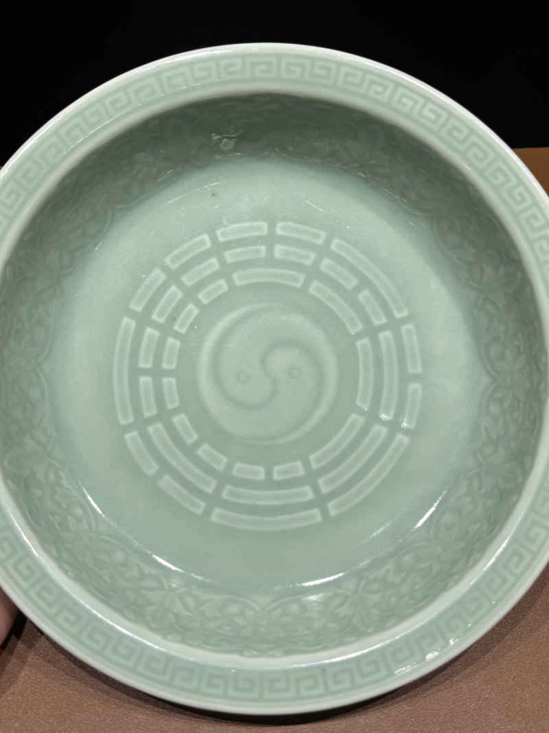 清乾隆 粉青釉模印暗刻八卦纹洗 - 图7
