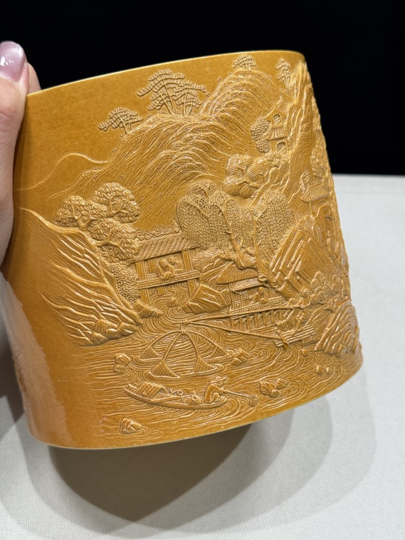 清道光 黄釉仿竹雕瓷山水人物图笔筒 - 图13