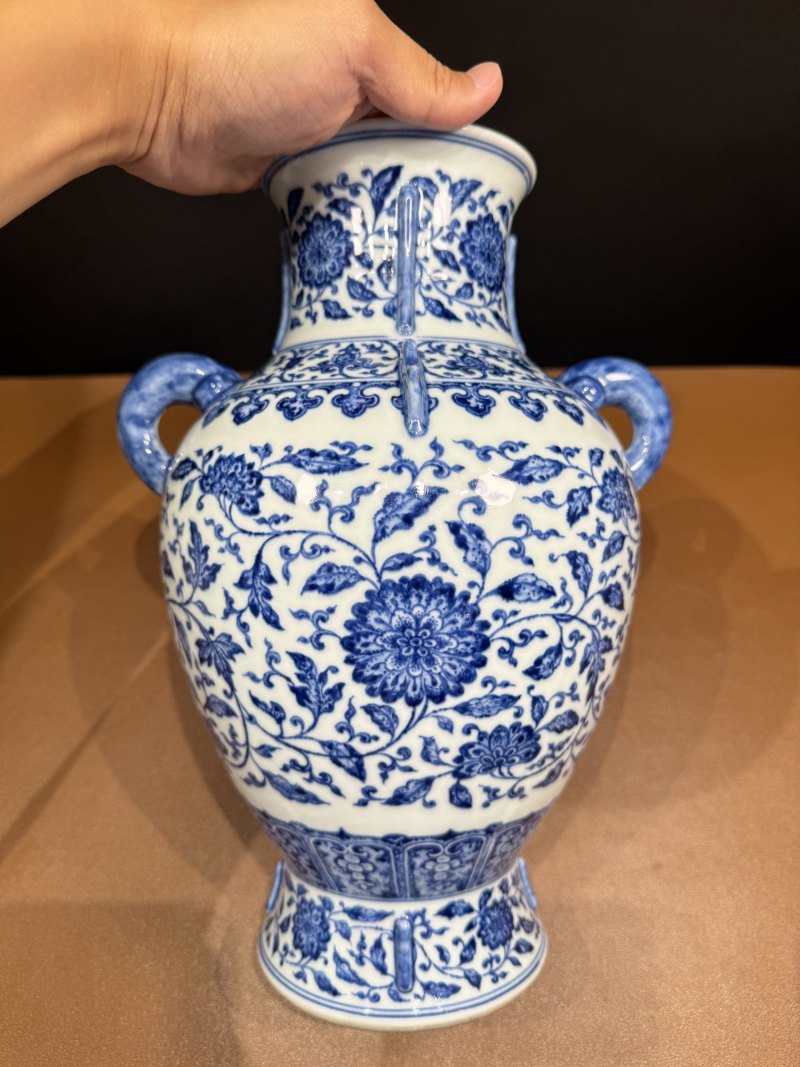 清乾隆 青花缠枝花卉纹出戟双耳尊 - 图7