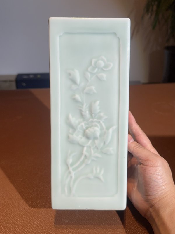 清晚期 青釉模印寿桃纹菱形瓶一对 - 图6