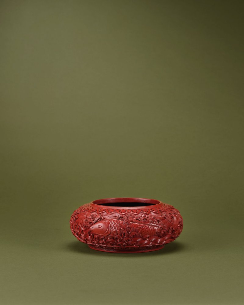 清乾隆　剔紅雙魚八寶圖洗 | A FINE CARVED CINNABAR LACQUER 'DOUBLE-CARP AND EIGHT PRECIOUS THINGS' WASHER - 图3