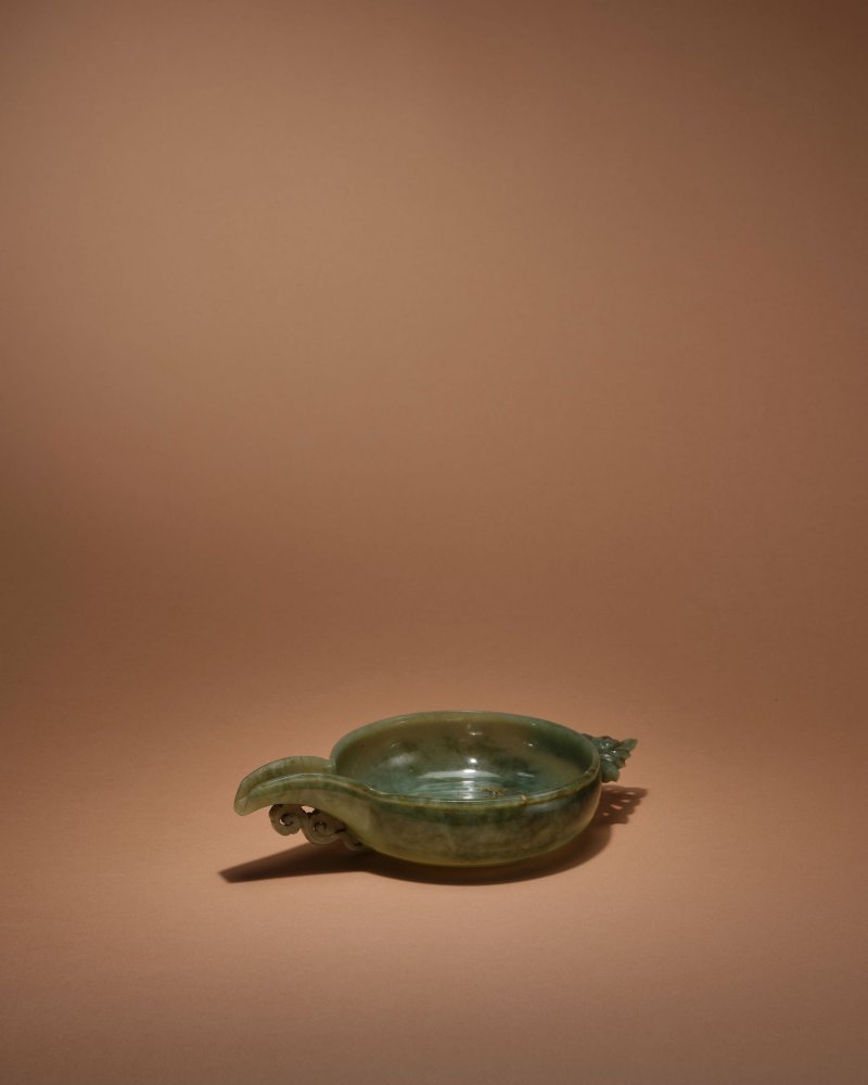 元　青玉匜 | AN IMPORTANT AND RARE GREEN JADE POURING VESSEL, YI - 图1