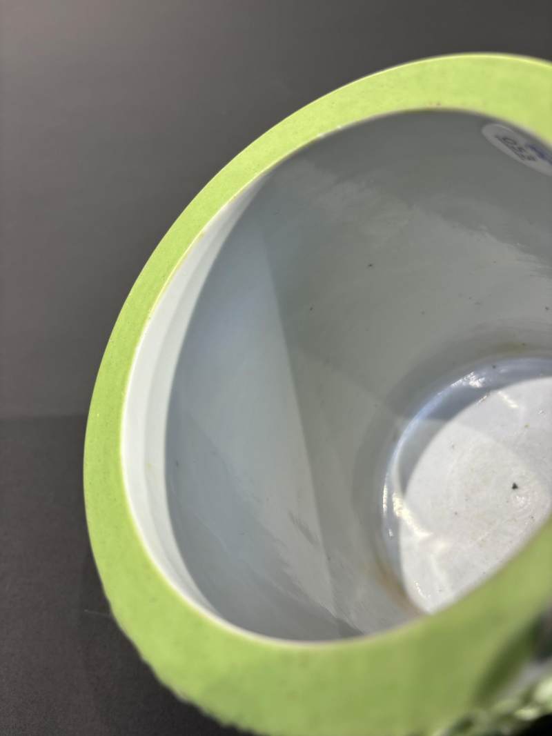    清 秋葵绿雕瓷双骏图笔筒 - 图7