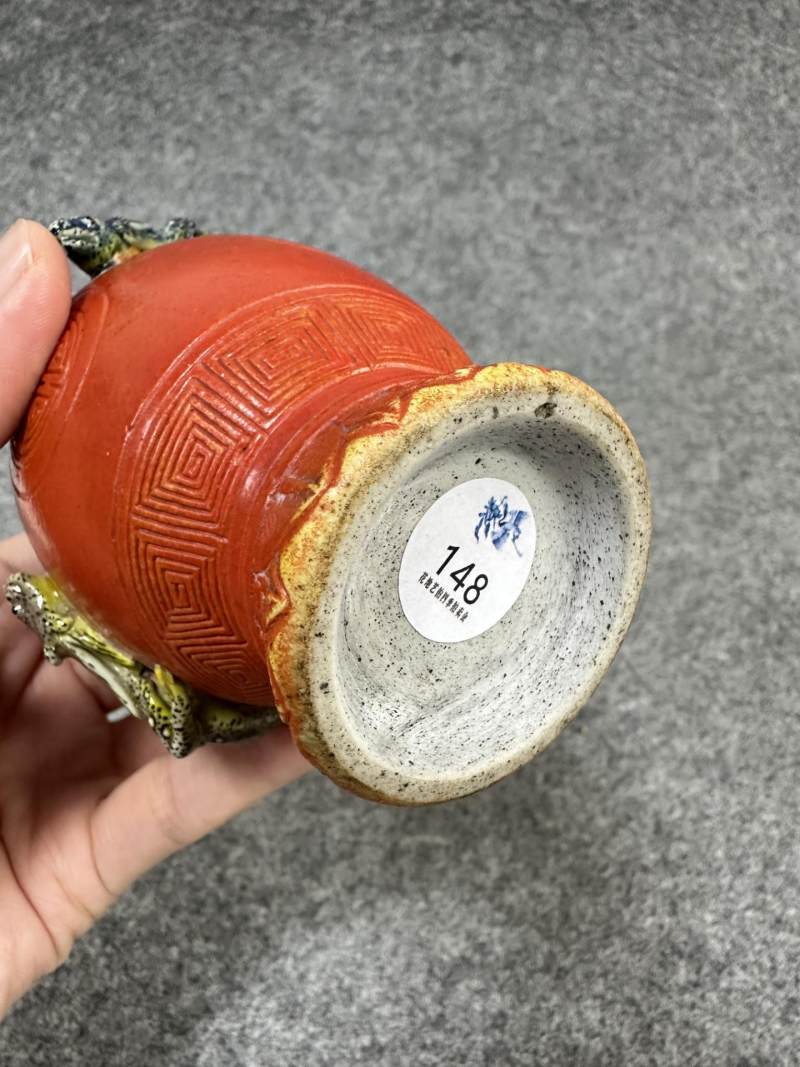    珊瑚红蟠螭纹瓶 - 图9
