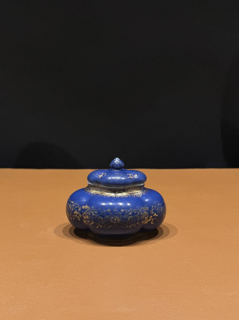 清乾隆 霁蓝描金缠枝莲海棠式水丞 - 图3