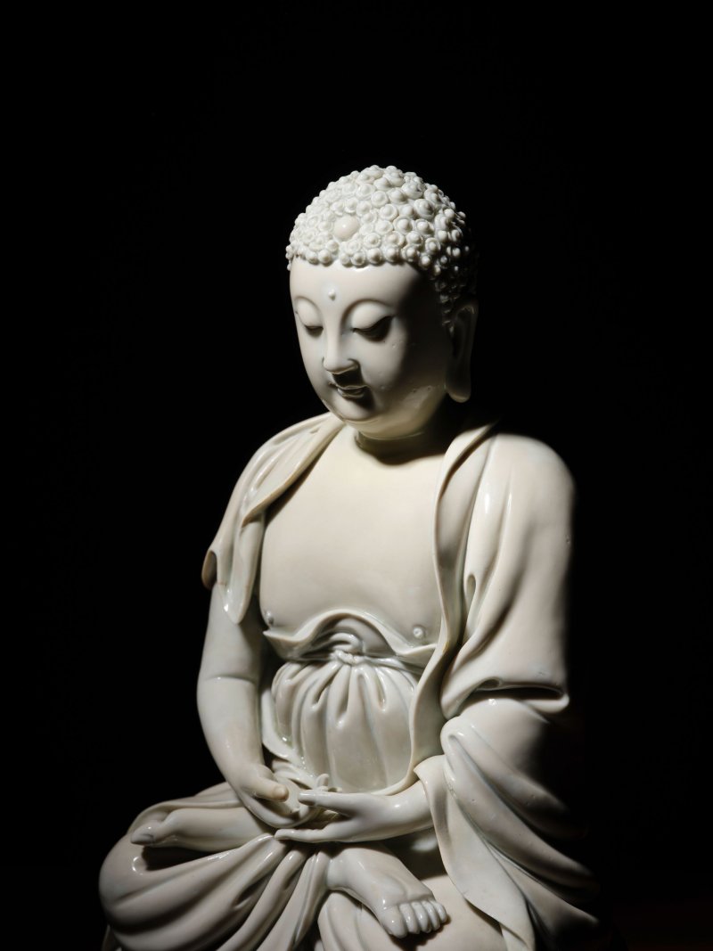 明十六/十七世紀 德化白釉釋迦牟尼佛坐像 | AN IMPORTANT DEHUA FIGURE OF SHAKYAMUNI BUDDHA - 图3